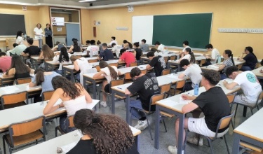 Estudiantes en un aula examinándose de la PAU en 2025