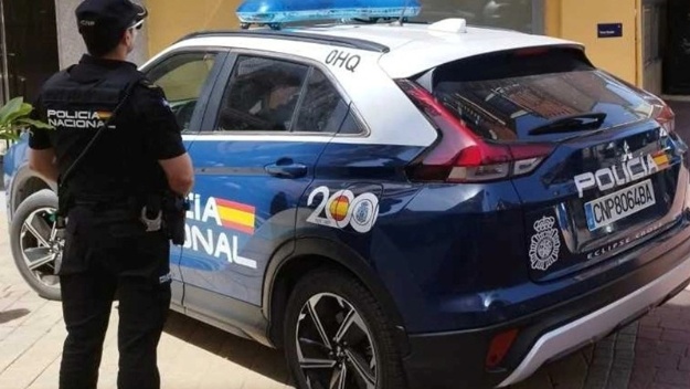 Imatge cotxe i agent Policia Nacional