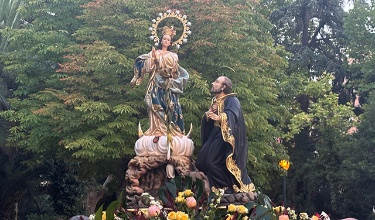 La Mare de Déu dels Lliris durante la procesión