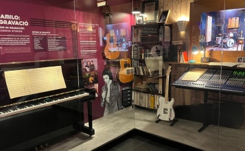 Imatge de l'interior del Museu Camilo Sesto amb el piano i taula de mescles