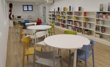 imatge interior biblioteca infantil Tirisiti