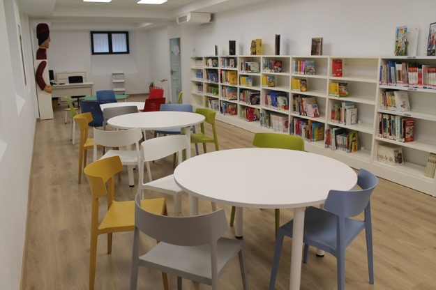 imatge interior biblioteca infantil Tirisiti
