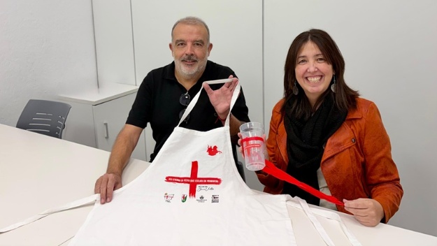 Jordi Martínez i Teresa Sanjuan amb el devantal i gots especials per a mig Any
