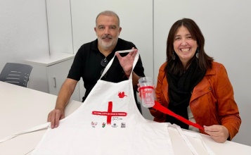 Jordi Martínez i Teresa Sanjuan amb el devantal i gots especials per a mig Any