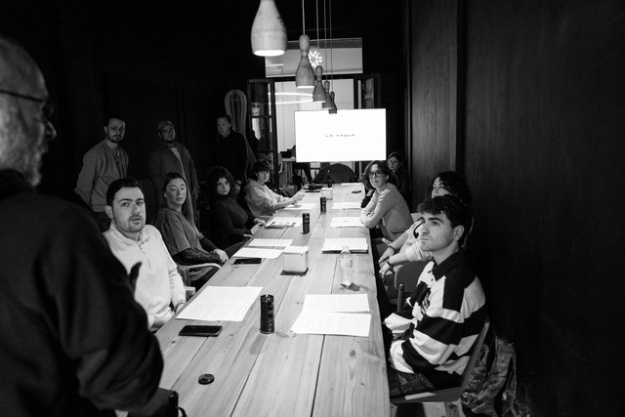 Joves creatius treballant al projecte