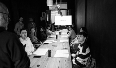 Jóvenes creativos trabajando en el proyecto