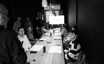 Joves creatius treballant al projecte