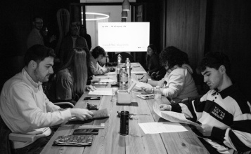 Joves dissenyadors durant el procés creatiu