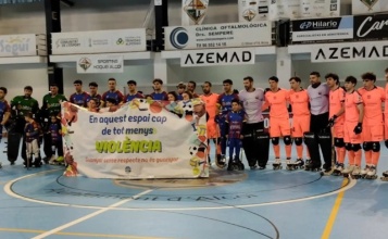 Jugadors de l'Alcodiam i Barça amb la pancarta