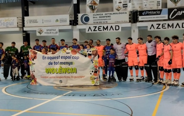 Jugadors de l'Alcodiam i Barça amb la pancarta