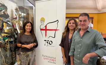 la regidora de turisme Lorena Zamorano amb el president i assessora artistica ASJ