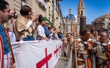 La ministra Diana Morant a la tribuna d'autoritats mirant l'Entrada