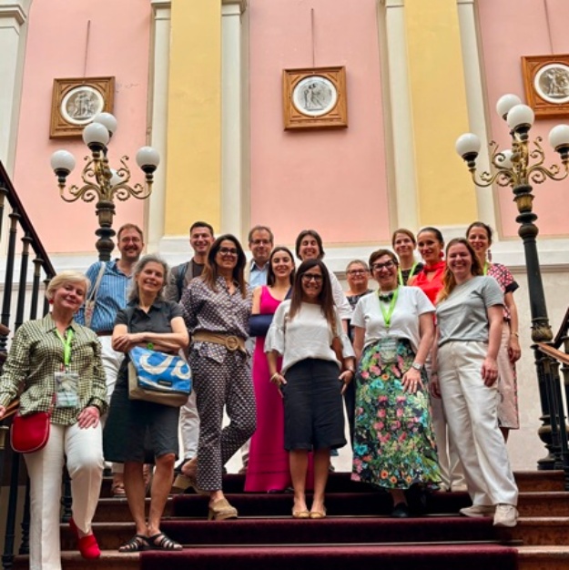 Lorena Zamorano i Paola Pons amb la resta de representants a Budapest