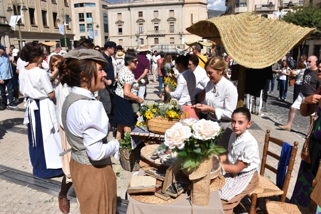 La concejala de turismo, Lorena Zamorano, en el mercado de la feria modernista