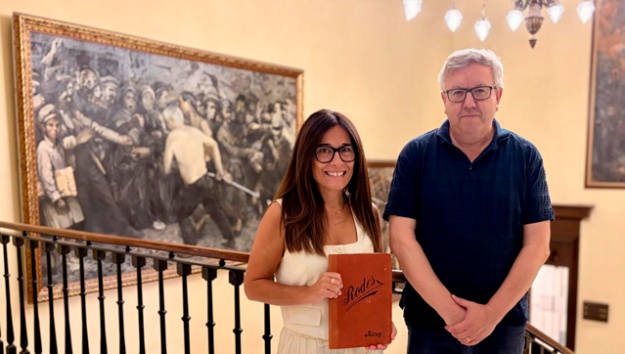 Lorena Zamorano y Josep Luís Santonja con el libro de Rodes