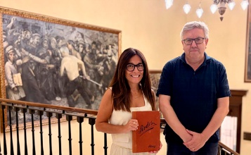Lorena Zamorano i Josep Lluís Santonja amb el llibre de Rodes