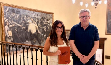 Lorena Zamorano i Josep Lluís Santonja amb el llibre de Rodes