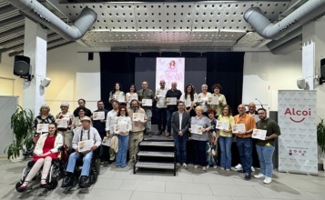 Lorena Zamorano i Toni Francés amb representants de les entitats col·laboradores en la VII Fira Modernista