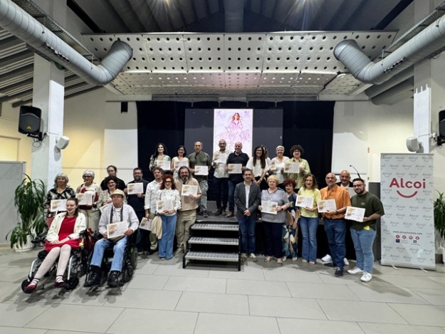 Lorena Zamorano i Toni Francés amb representants de les entitats col·laboradores en la VII Fira Modernista