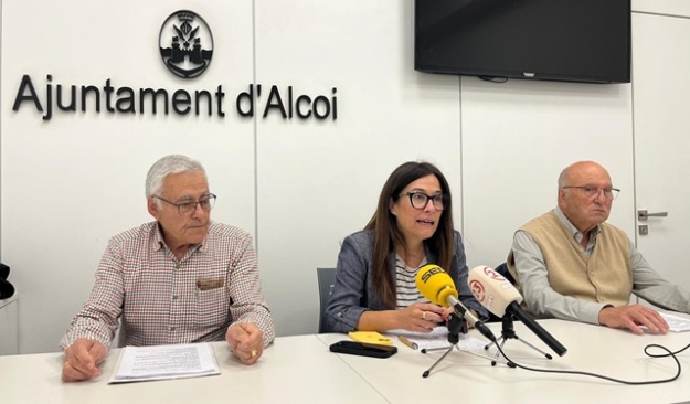 Lorena Zamorano al costat de representants de l'Asociación Belenista Santa Rosa en roda de premsa
