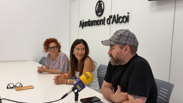 Lorena Zamorano amb dos representants del taller de perruqueria modernista en roda de premsa