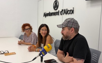 Lorena Zamorano amb dos representants del taller de perruqueria modernista en roda de premsa