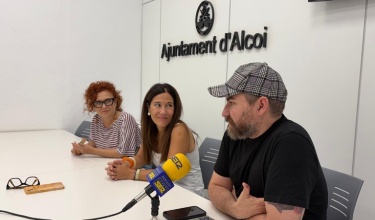 Lorena Zamorano amb dos representants del taller de perruqueria modernista en roda de premsa