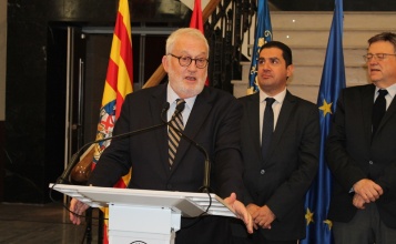 Luis Boyer al CADA amb Toni Francés i Ximo Puig el dia de l'inauguració