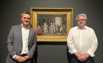 Josep Lluís Santonja i Luis Alberto Pérez fotografiats davant del quadre «El Minué»