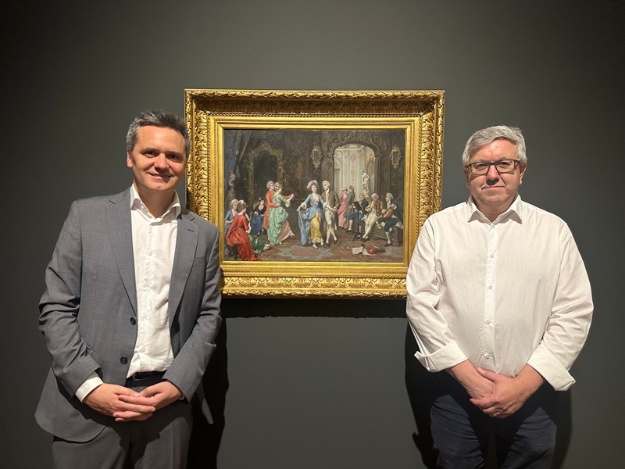 Josep Lluís Santonja i Luis Alberto Pérez fotografiats davant del quadre «El Minué»