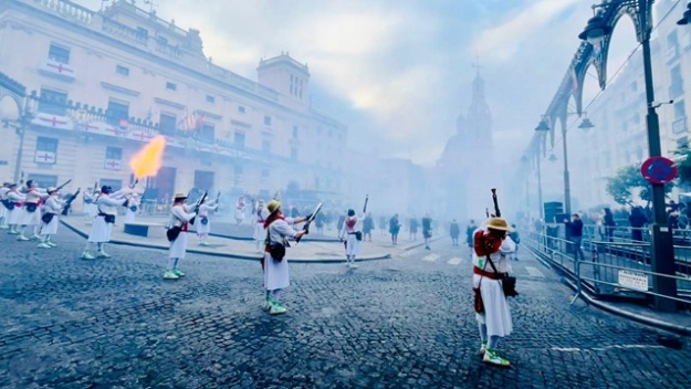 Maseros a la plaça d'Espanya durant l'alardo