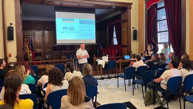 Presentació de la Mesa de Convivència a la Sala de Plens per part de l'Agent Tutor