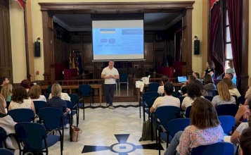 Mesa de Convivència Local reunida en el saló de plens