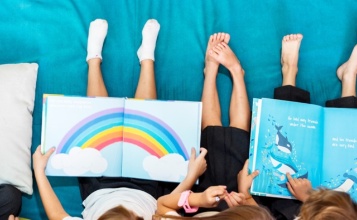 Xiquets i xiquetes amb llibres