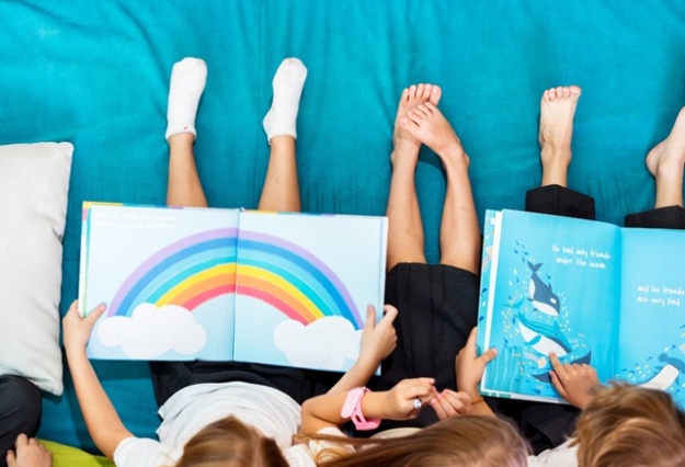 Xiquets i xiquetes amb llibres