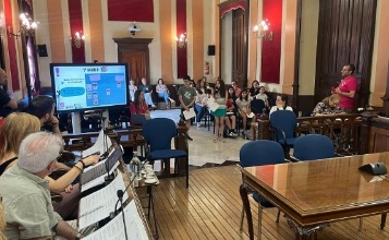 Xiquets i xiquetes en el Ple durant la presentació de les propostes dels Pressupostos Participatius Infantils