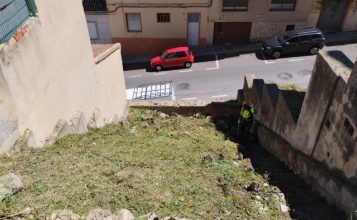 Operari de la Brigada de Medi Ambient desbroçant un solar