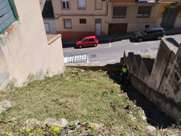 Operari de la Brigada de Medi Ambient desbroçant un solar