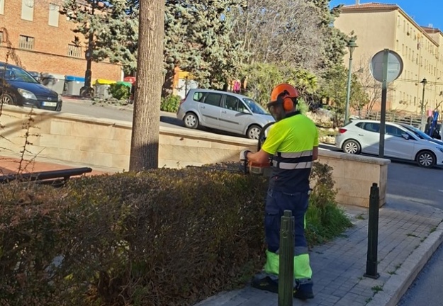 Operari podant en el barri de Batoi