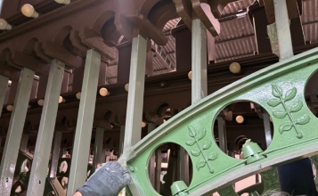 Operari repintant l'enramada de Festes