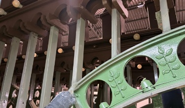 Operari repintant l'enramada de Festes