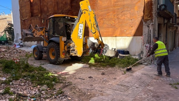 Operari i grua netejant el solar