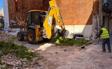 Operari i grua netejant el solar