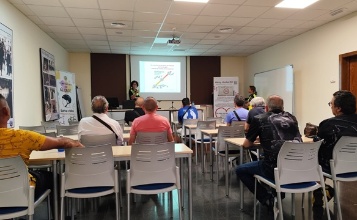 Participants del programa en una aula atenent les explicacions de la Policia Local