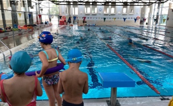 Participants en el Campus d'Estiu de 2025 en la piscina