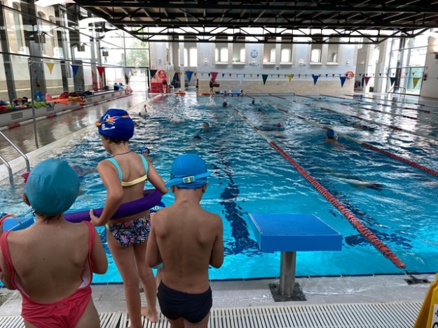Participants en el Campus Estiu de 2025 en la piscina