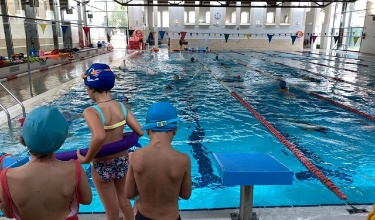 Participants en el Campus d'Estiu de 2025 en la piscina