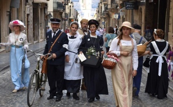 participants en la fira modernista al carrer