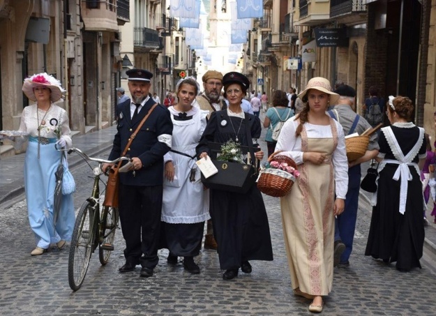 participants en la fira modernista al carrer