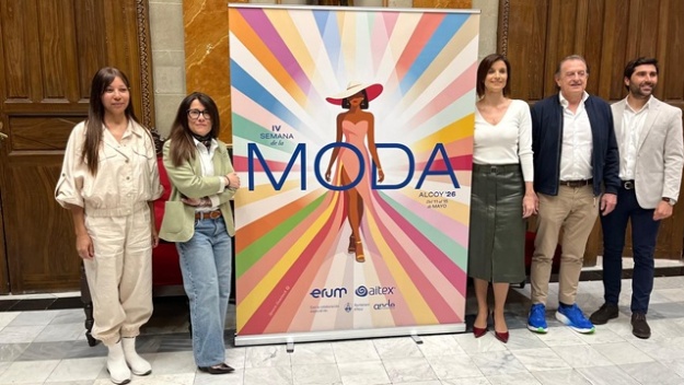 Participants en la roda de premsa possen davant del cartell